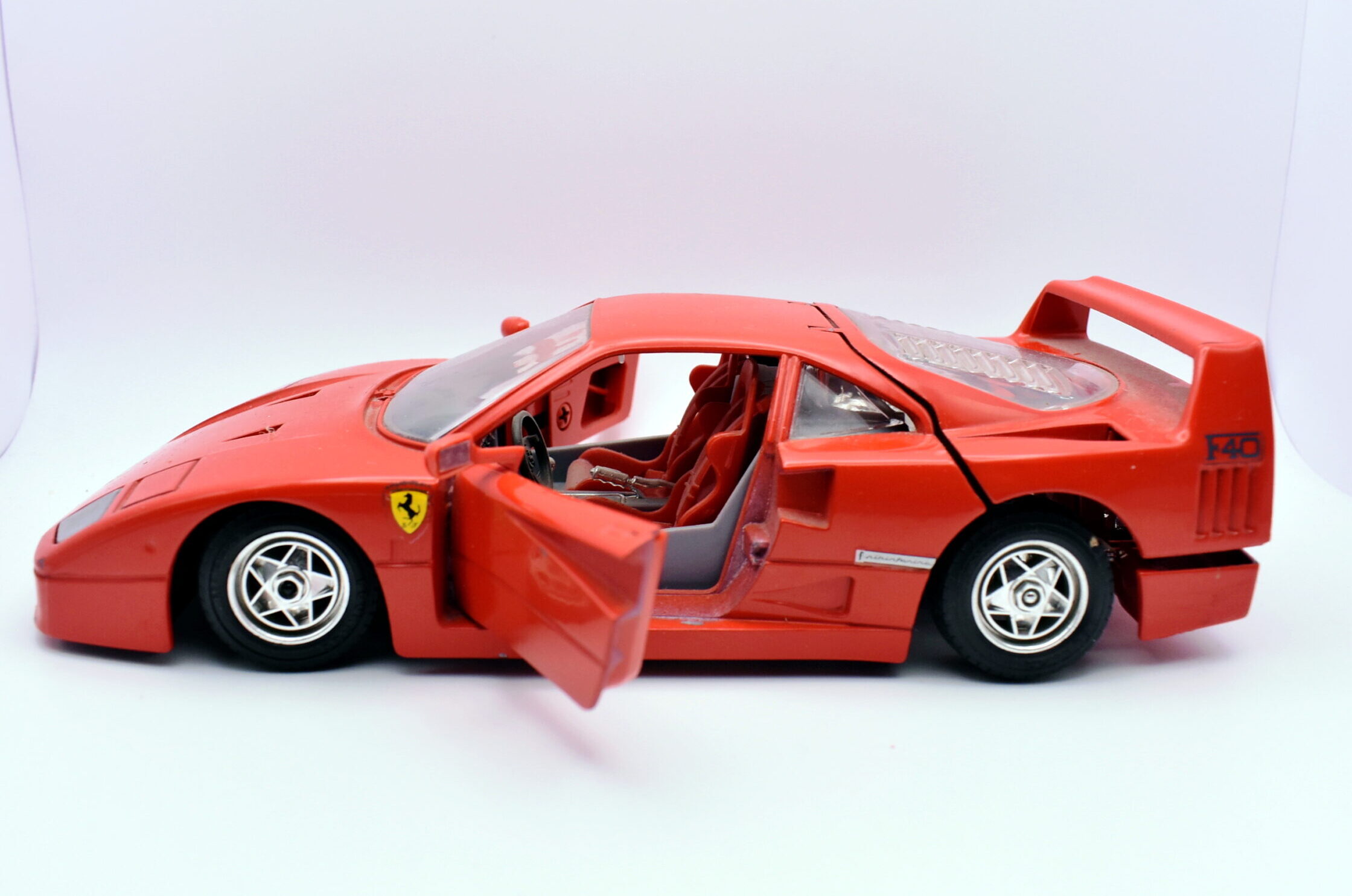 Modellino auto scala 1:24 Ferrari F40 Burago modellismo statico da collezione - Image 2