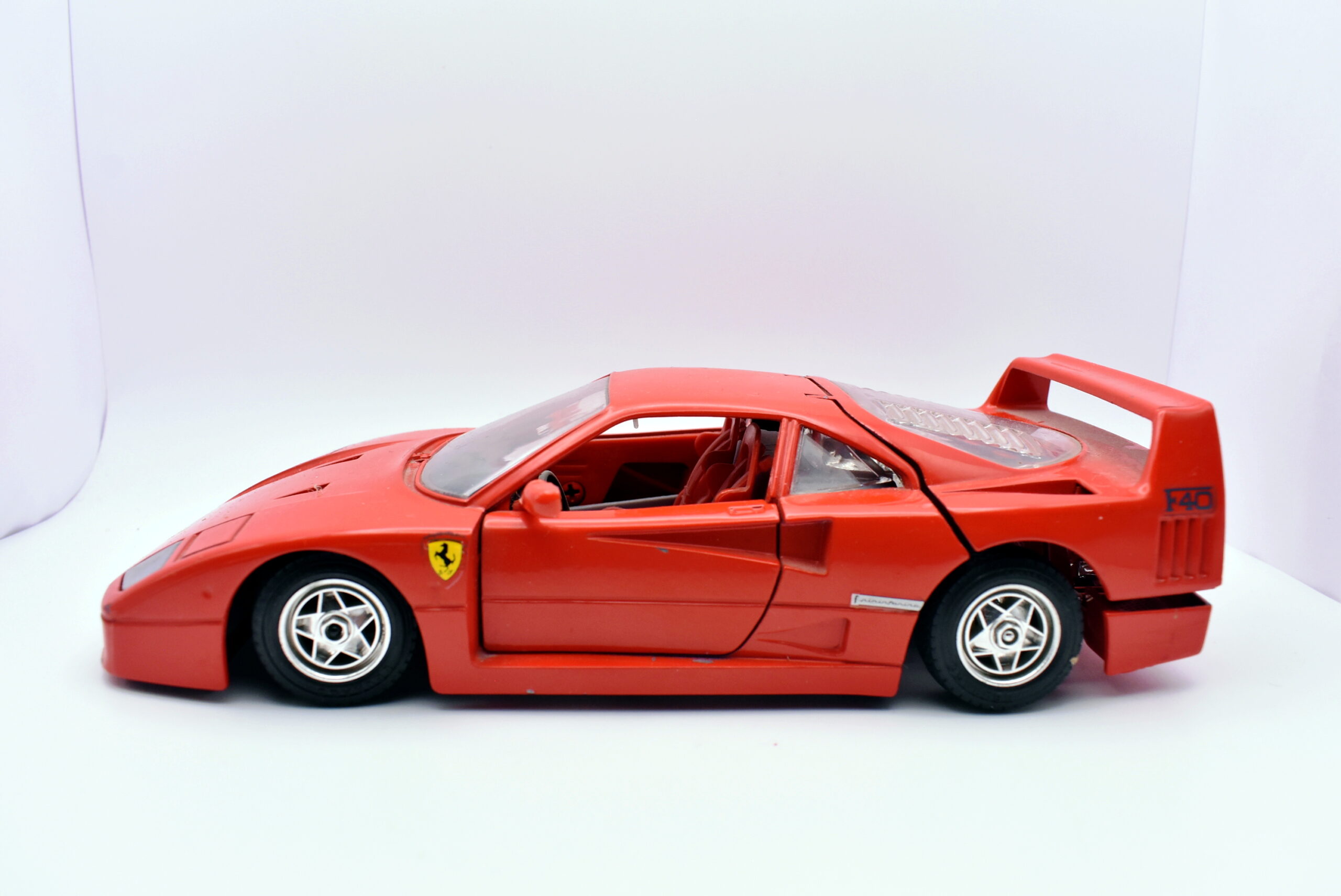 Modellino auto scala 1:24 Ferrari F40 Burago modellismo statico da collezione - Image 3
