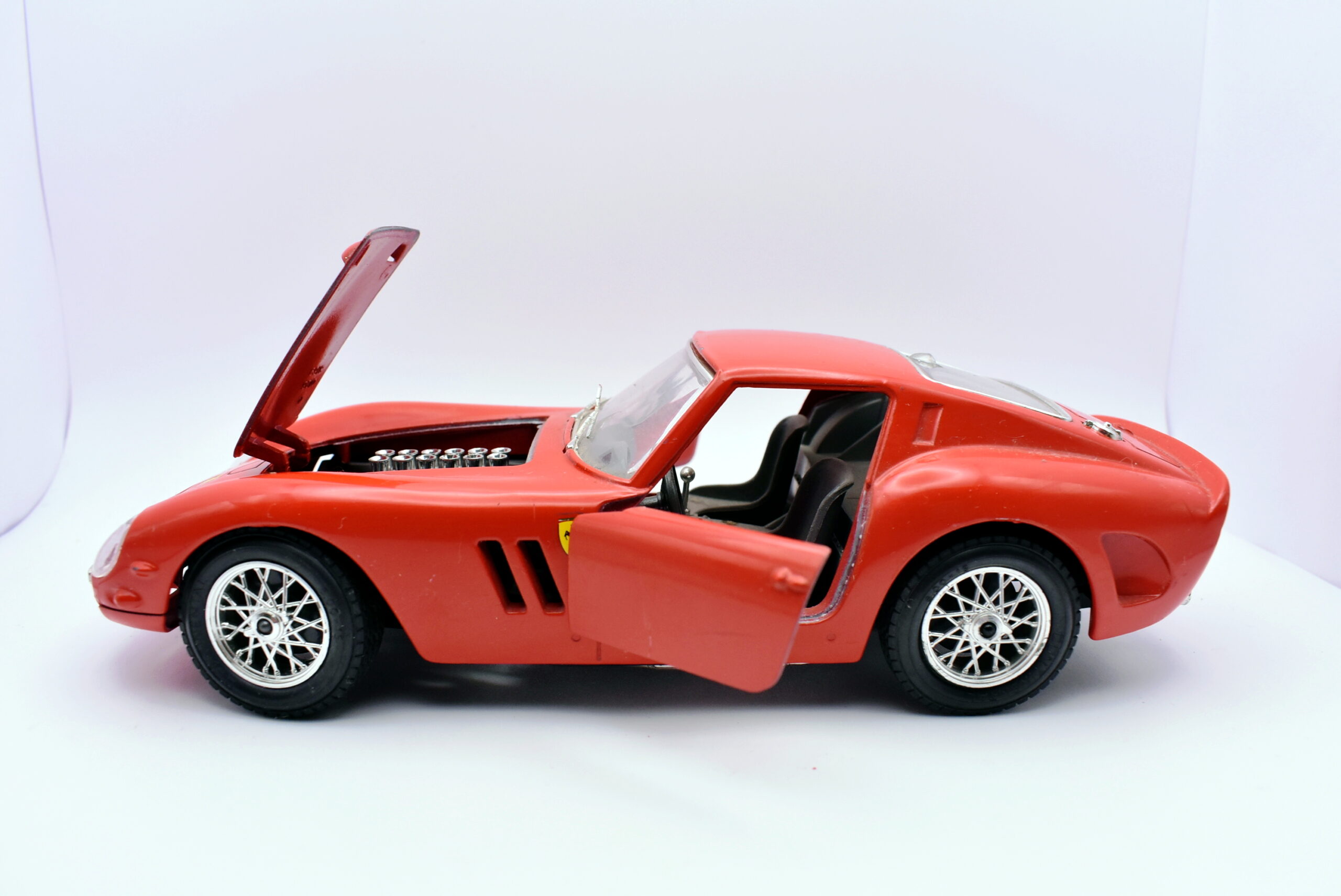 Modellino auto scala 1:24 Ferrari 250 gto Burago modellismo statico da collezione