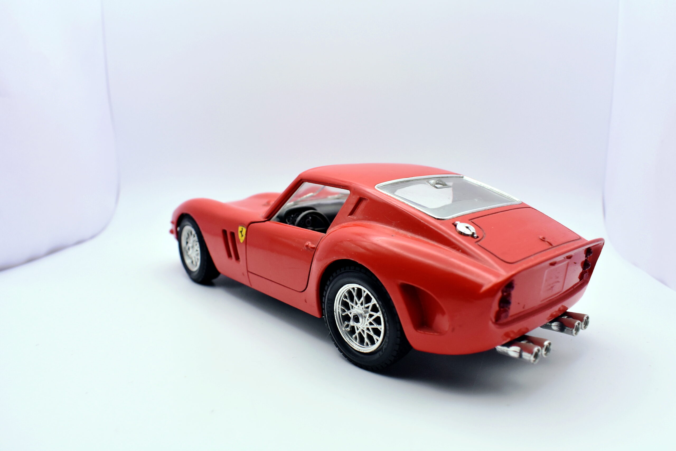 Modellino auto scala 1:24 Ferrari 250 gto Burago modellismo statico da collezione - Image 4