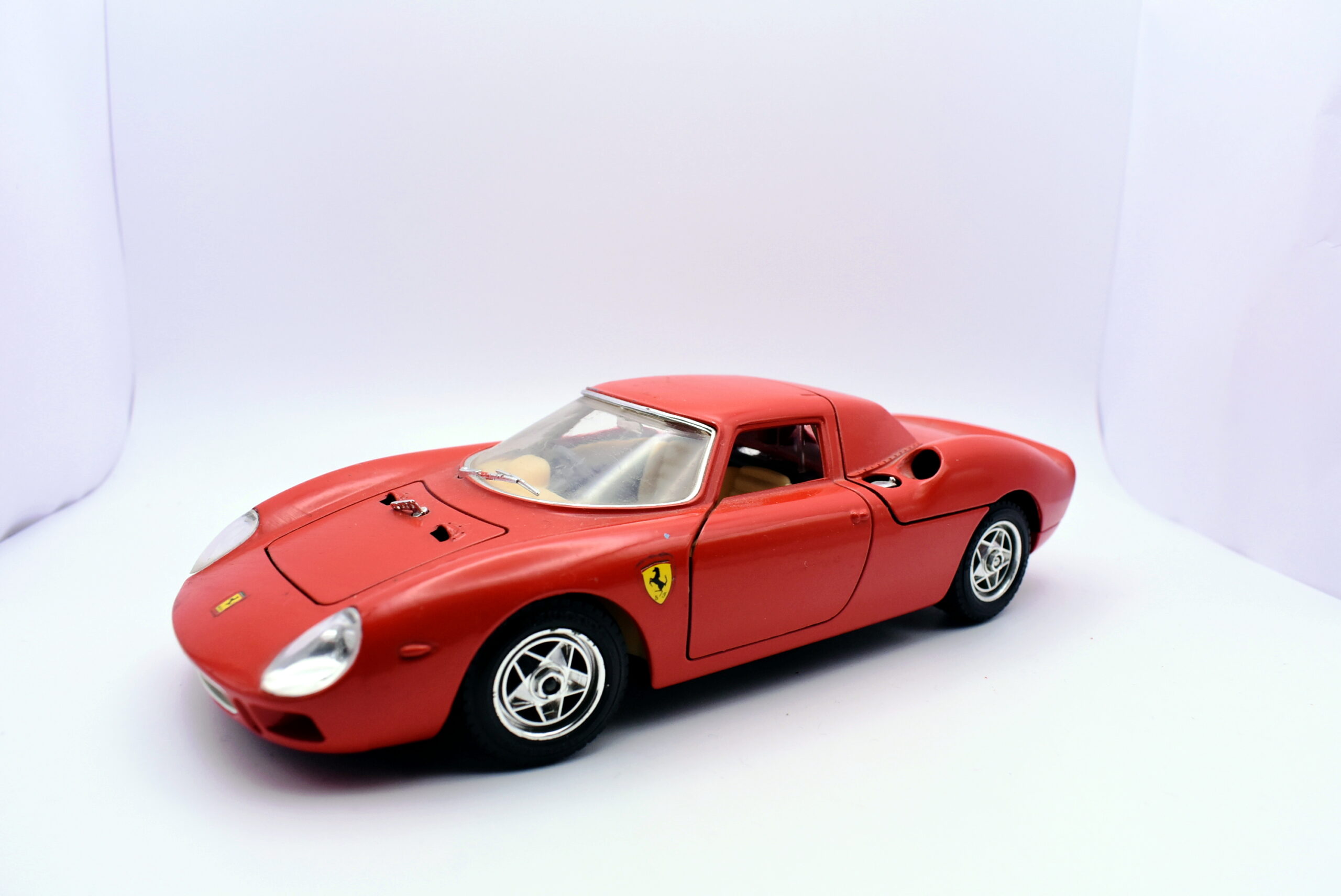 Modellino auto scala 1:24 Ferrari 250 le mans Burago modellismo statico da collezione - Image 2