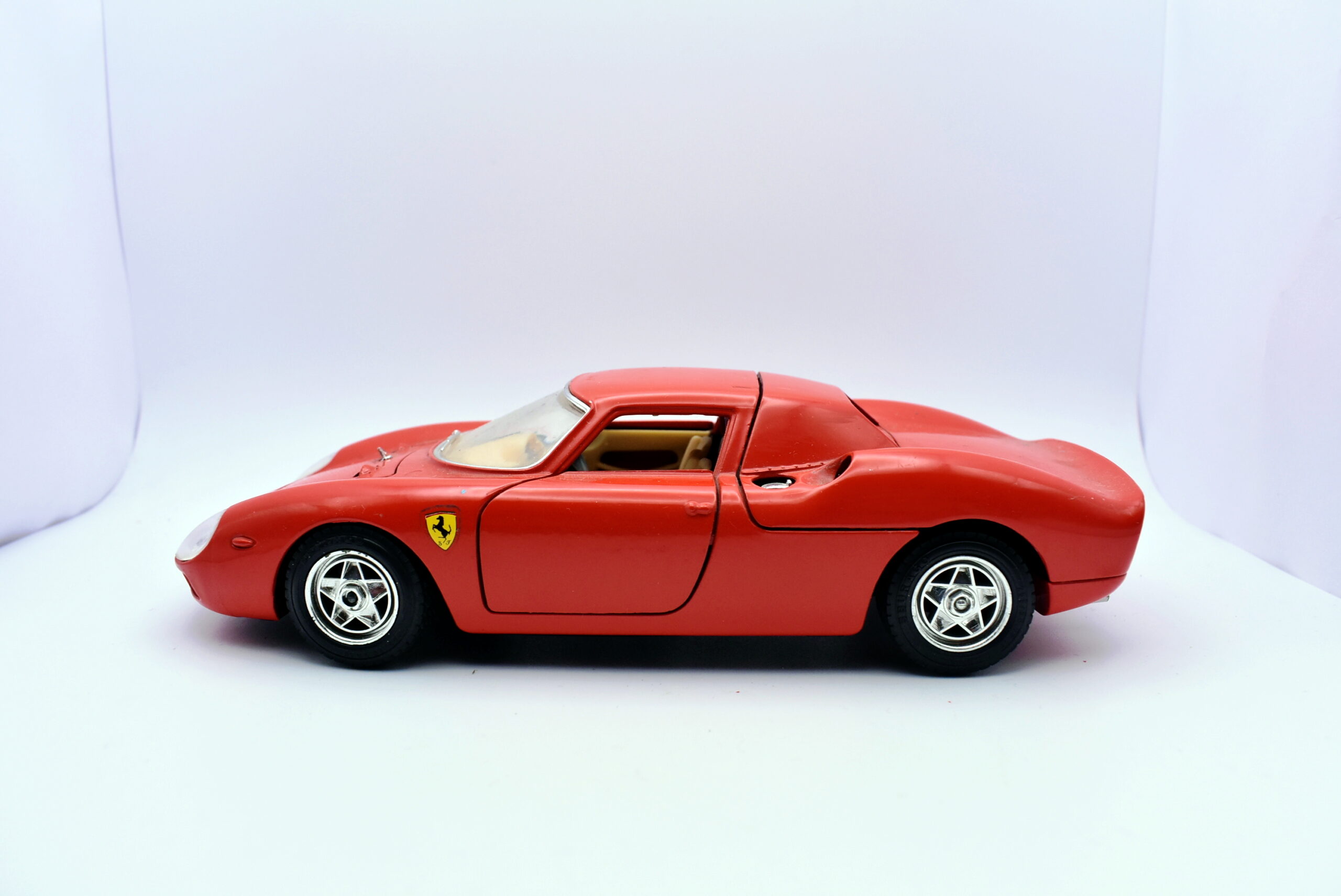 Modellino auto scala 1:24 Ferrari 250 le mans Burago modellismo statico da collezione - Image 3