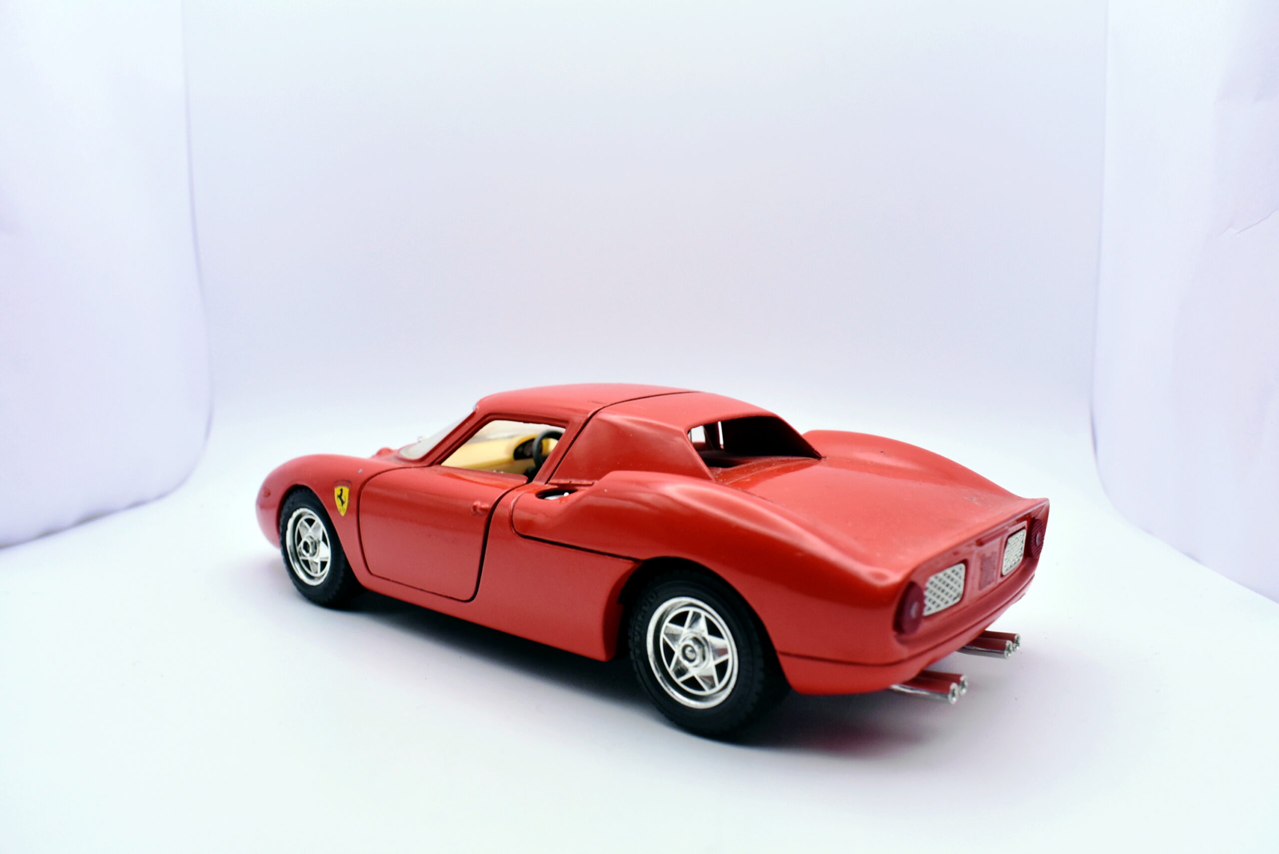 Modellino auto scala 1:24 Ferrari 250 le mans Burago modellismo statico da collezione - Image 4