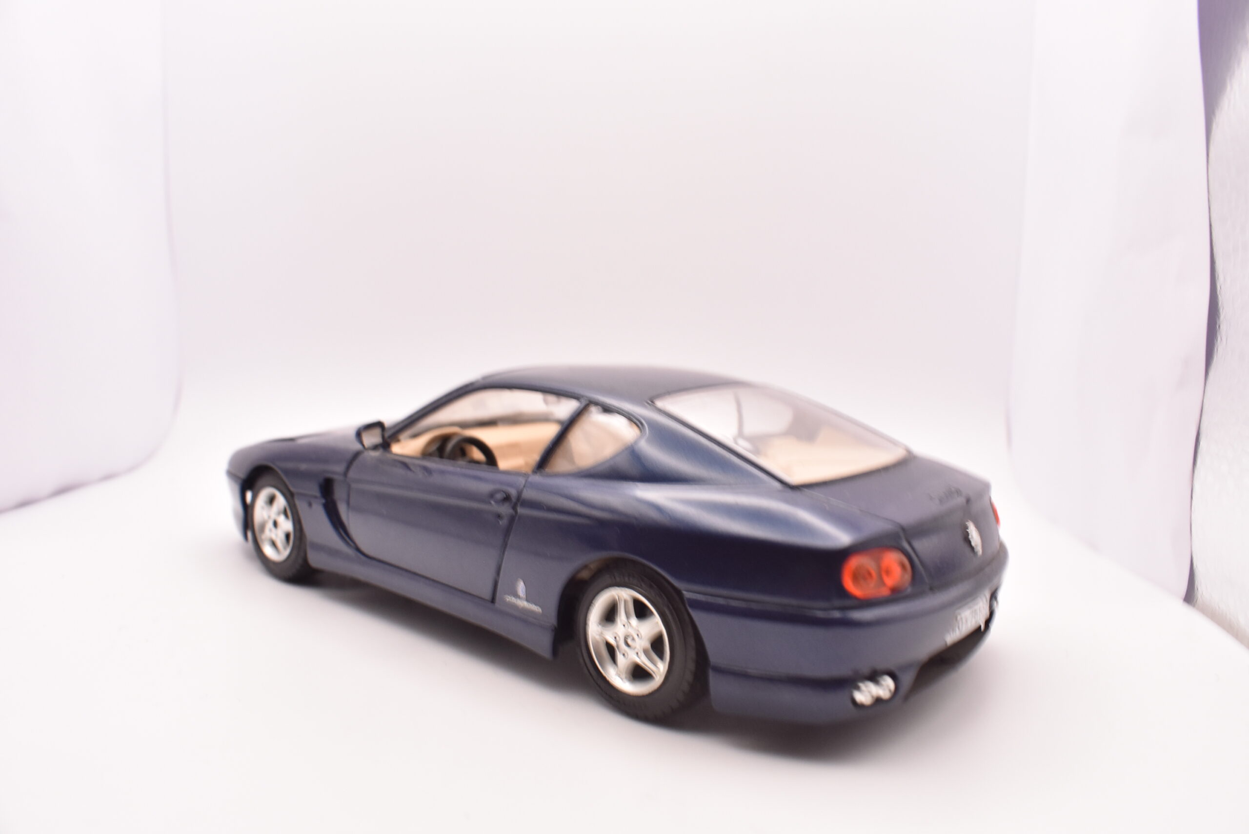 Modellino auto scala 1:24 Ferrari 456gt Burago modellismo statico da collezione - Image 5