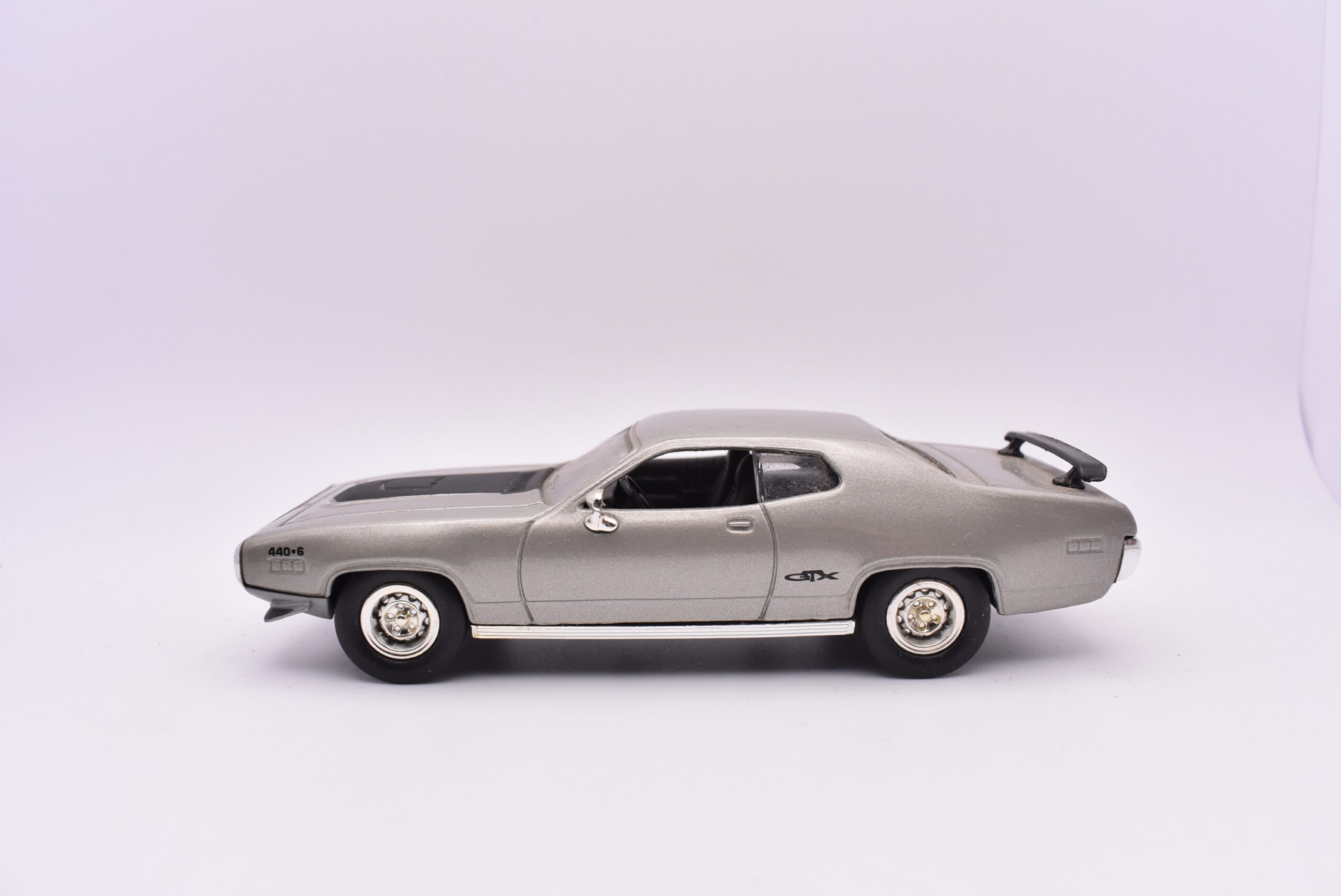 Modellino auto scala 1:43 plymouth gtx road signature diecast modellismo statico