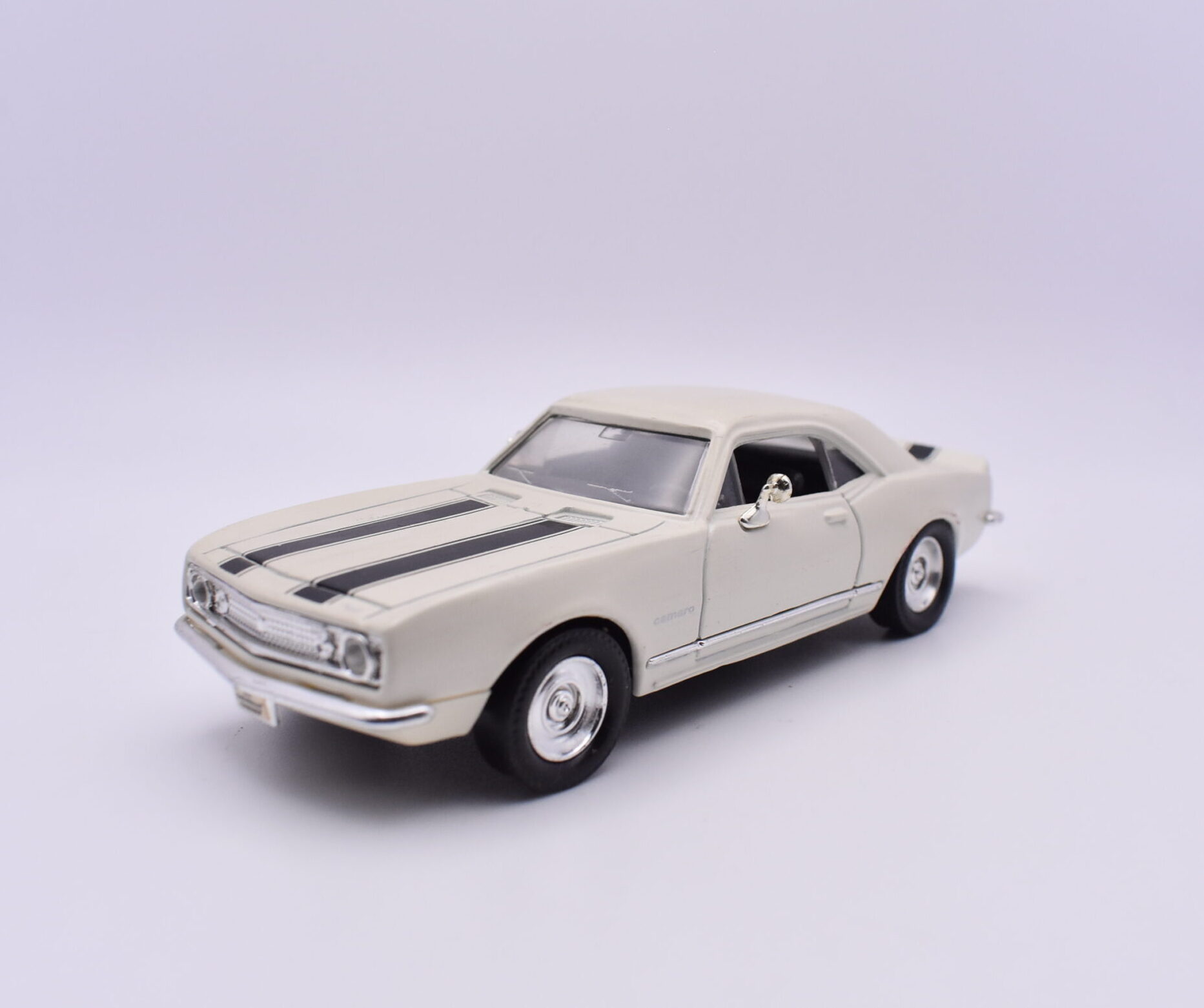 Modellino auto scala 1:43 chevrolet camaro z-28 road signature diecast modellismo statico