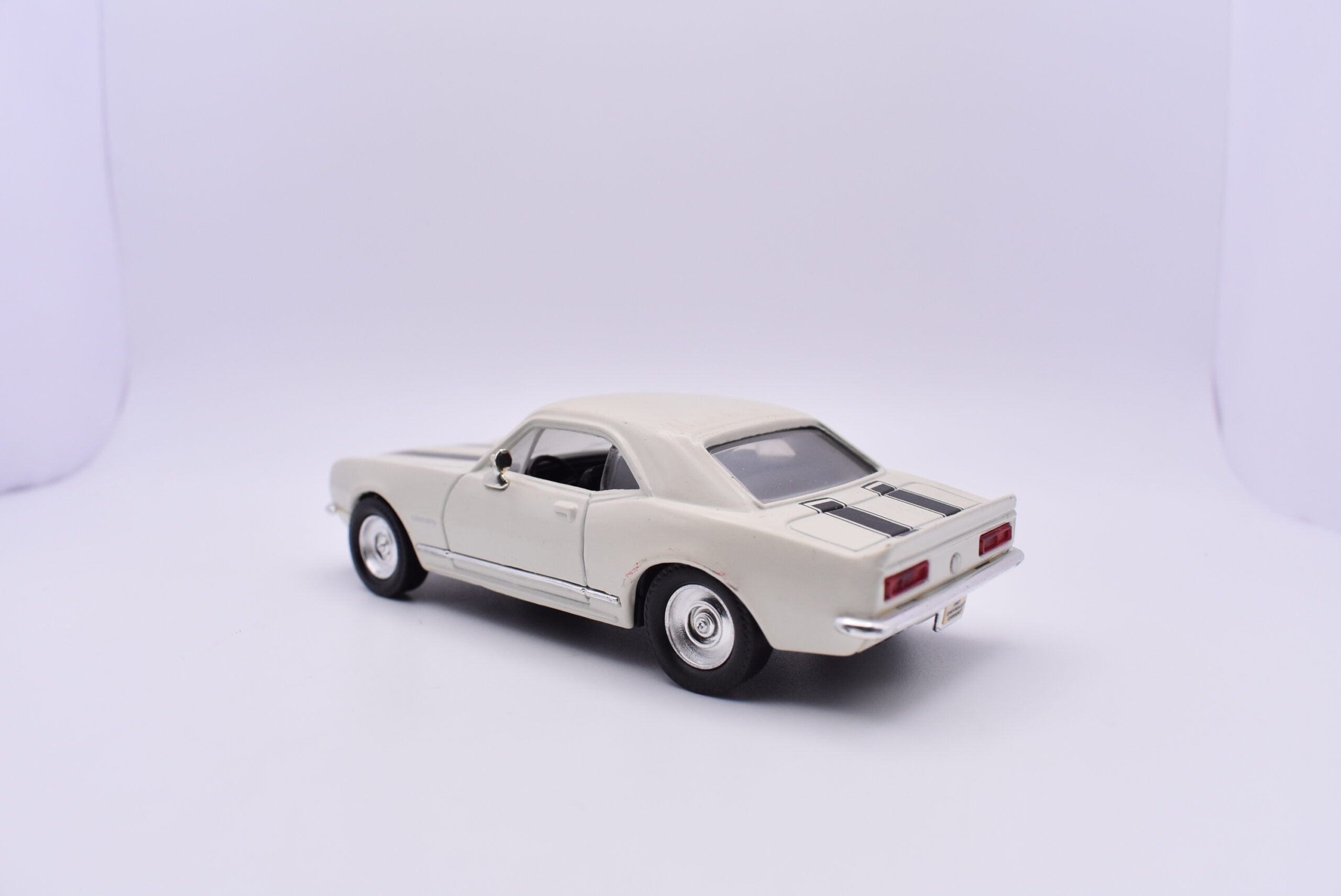 Modellino auto scala 1:43 chevrolet camaro z-28 road signature diecast modellismo statico - Image 3