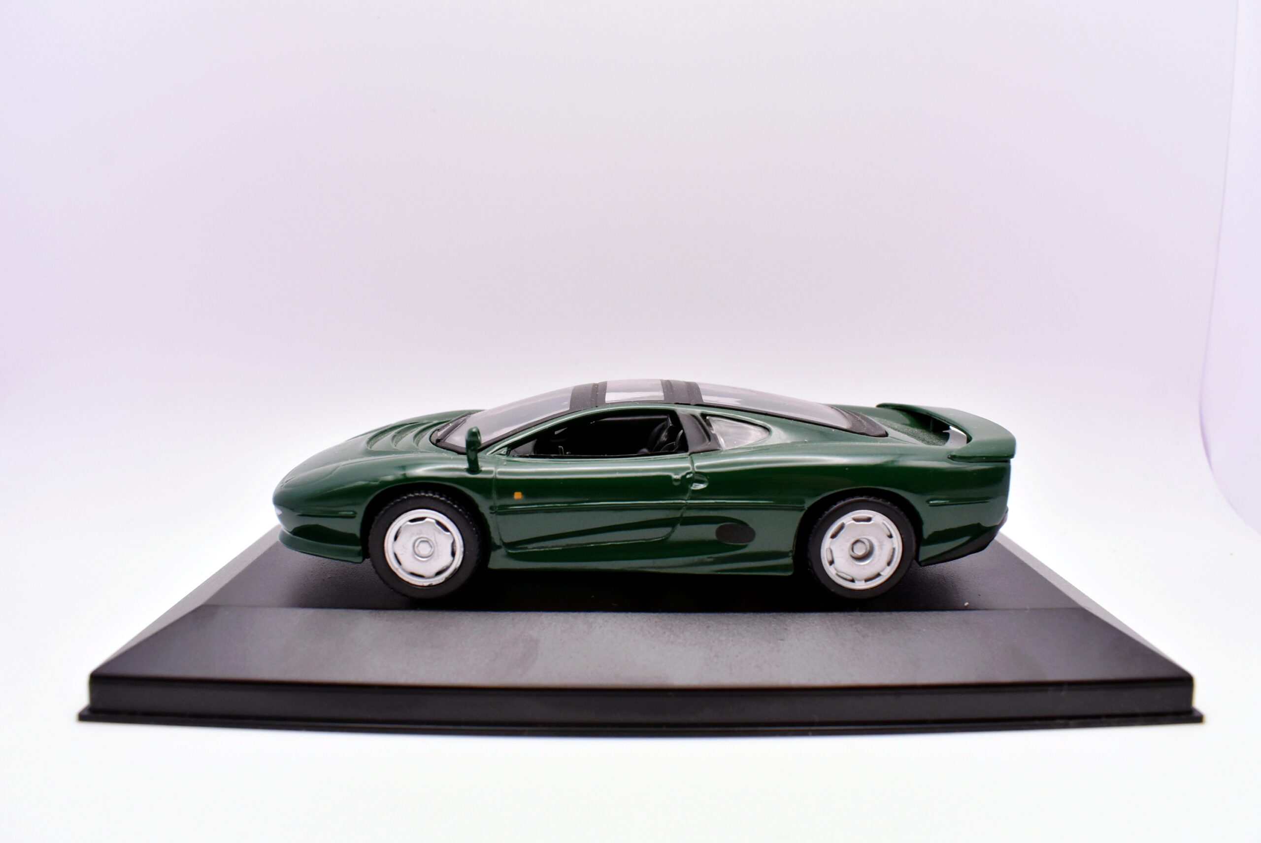 Modellino auto scala 1:43 jaguar XJ220 modellismo da collezione - Image 2