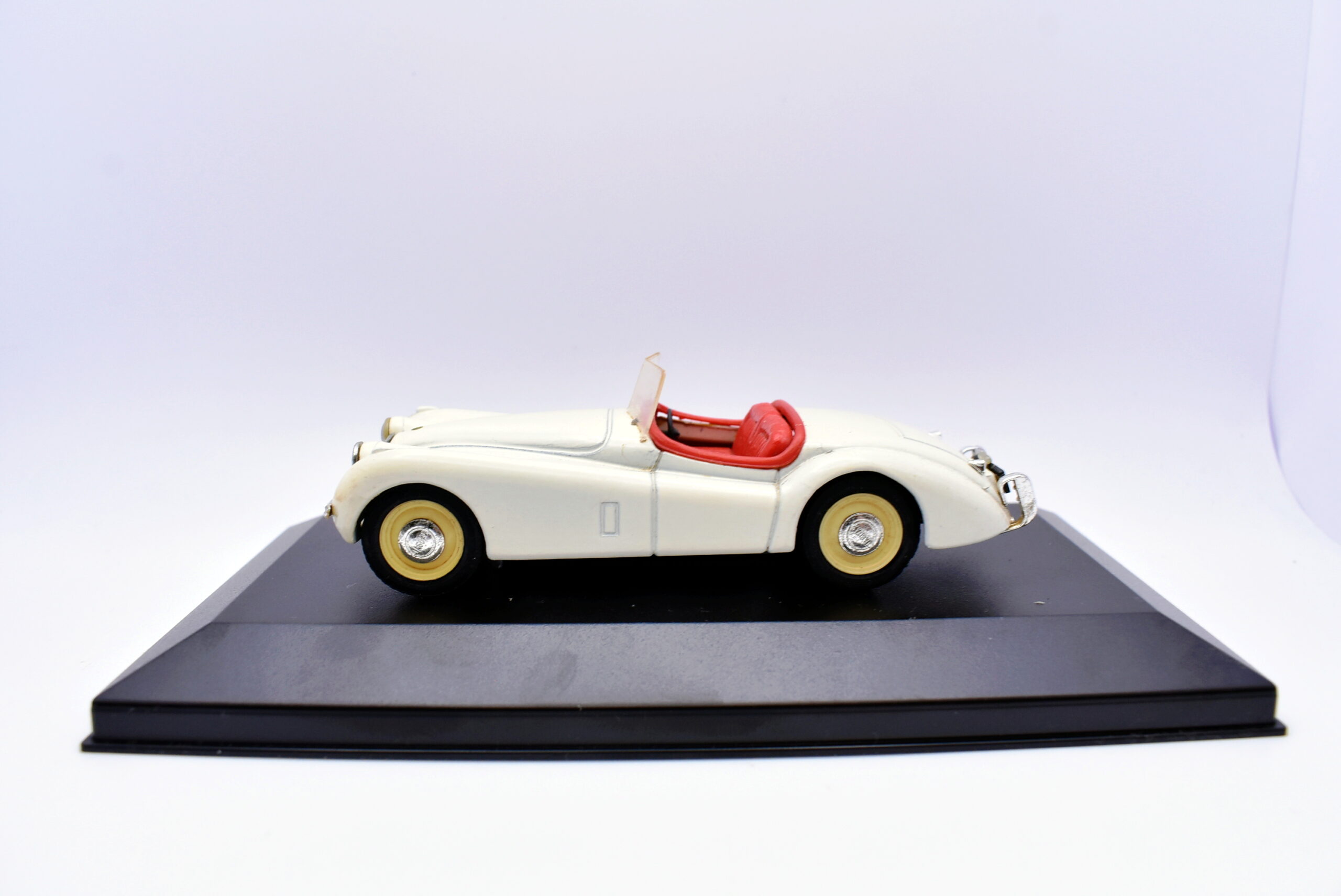 Modellino auto scala 1:43 jaguar xk120 brumm modellismo da collezione - Image 2