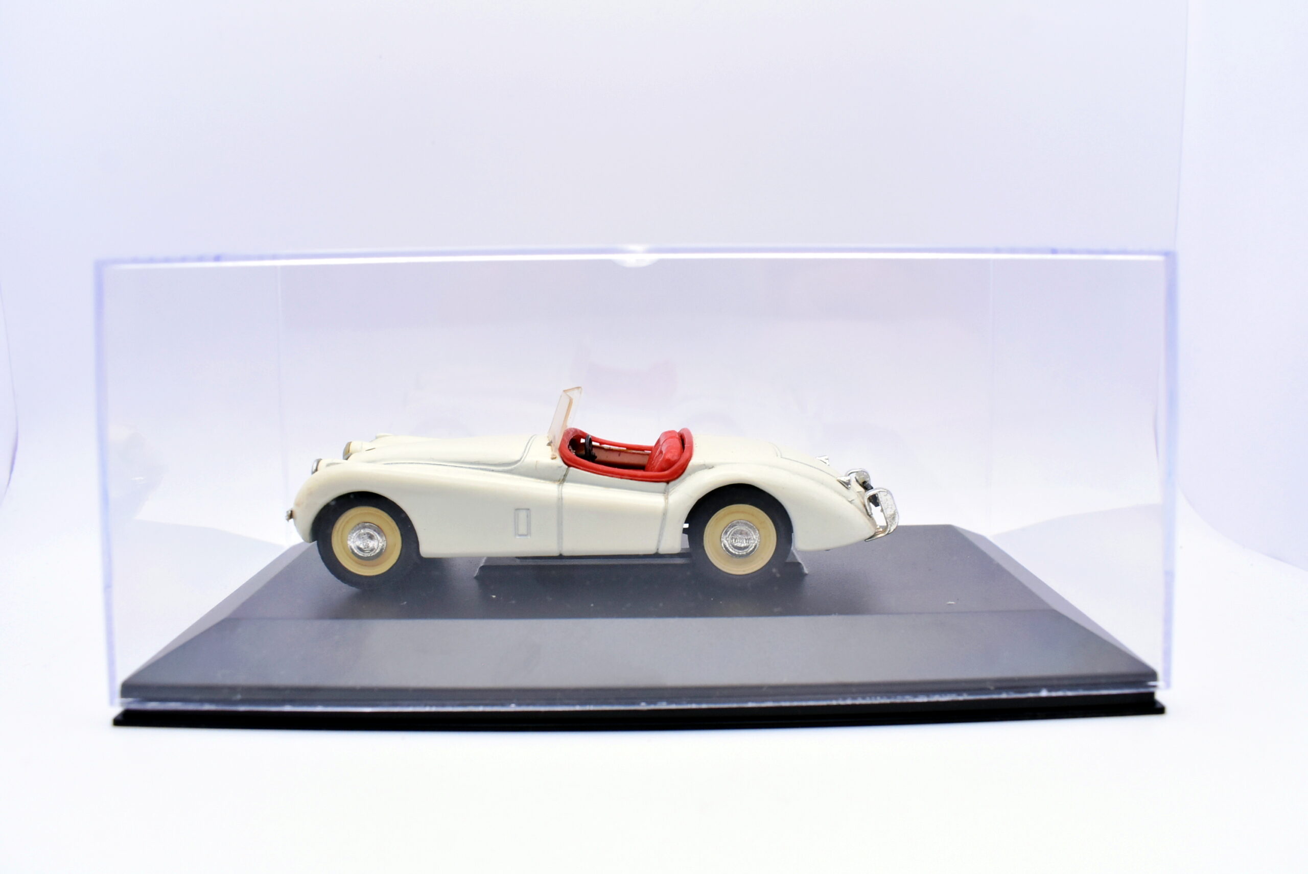 Modellino auto scala 1:43 jaguar xk120 brumm modellismo da collezione - Image 4