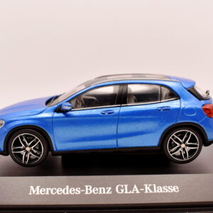 Modellino auto scala 1:43 mercedes benz GLA class schuco modellismo