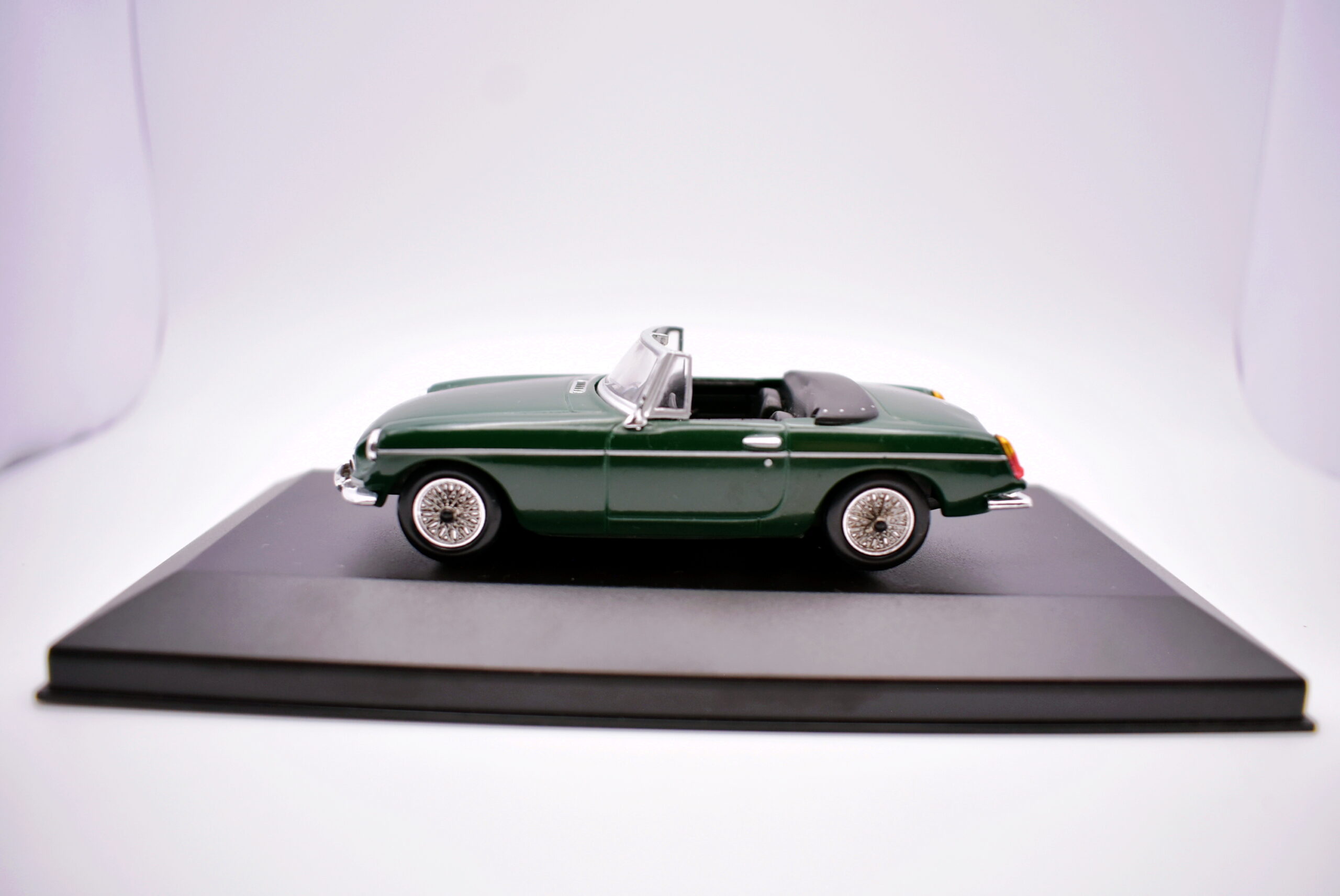 Modellino auto scala 1:43 mgb type-gt modellismo da collezione - Image 2