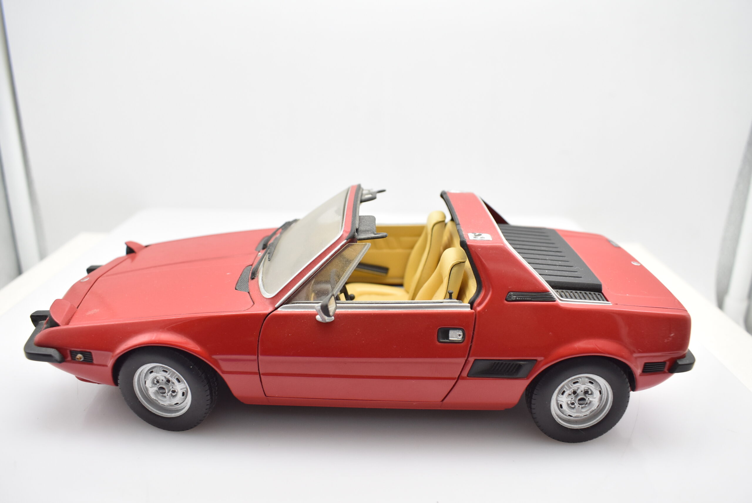 Modellino auto scala 1:18 fiat X 1/9 minichamps diecast modellismo da collezione - Image 3