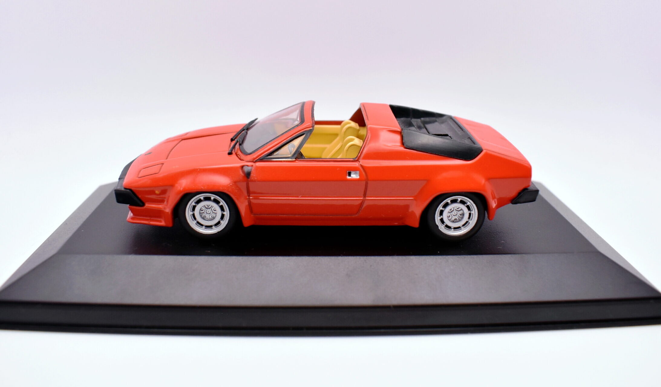 Modellino auto scala 1:43 lamborghini jalpa p 350 ixo diecast modellismo statico